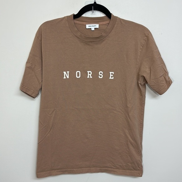 Norse Projects Men's Johannes Varsity Logo T-Shirt in Camel Small - Picture 5 of 8